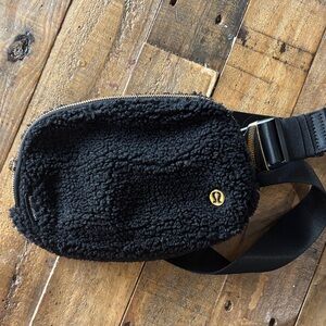 Lululemon Belt Bag Sherpa Black EUC